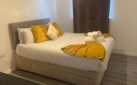 Stylish Spacious 2 Bed Apt Balcony Nr City Stadium
